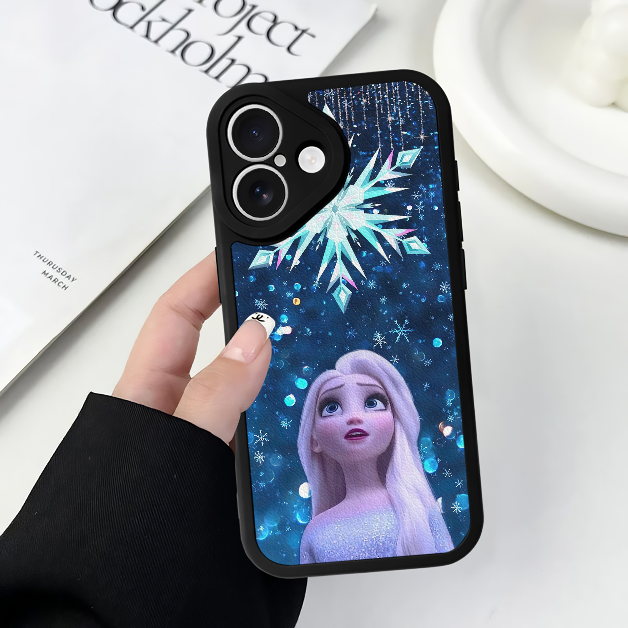 （画像用） アナと雪の女王 アンナ エルサ Frozen Anna Elsa 【iPhone 16シリーズ対応】シリコンスマホケース（レザー調） 材質：シリコン